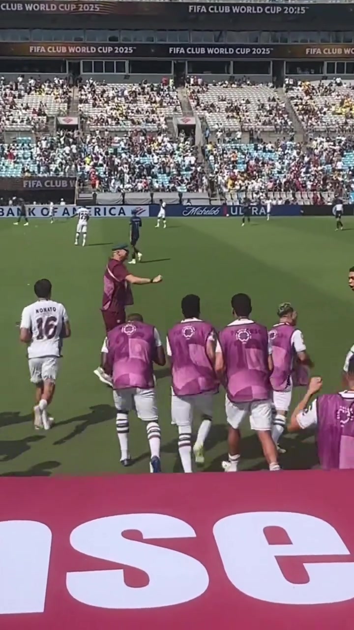 真给南美足球长脸弗鲁米嫩塞淘汰国米晋级8强看台球迷落泪