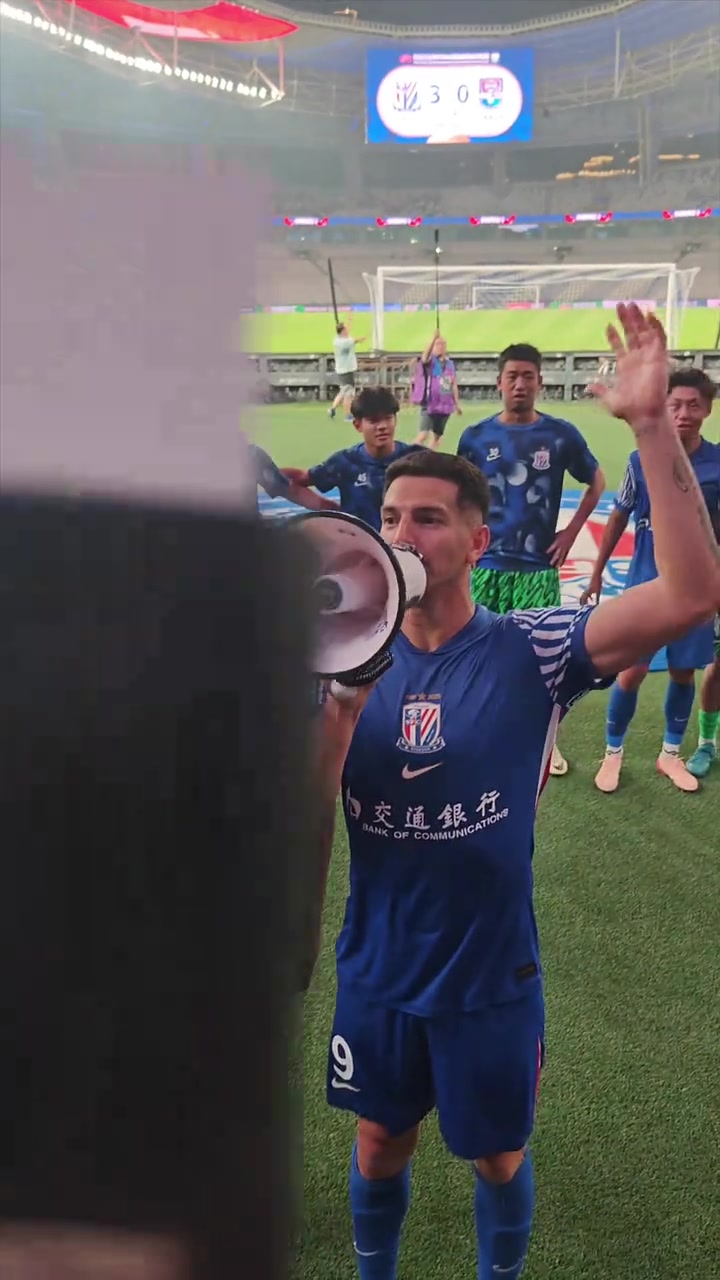申花主场完胜津门虎路易斯与阿马杜领唱庆祝歌曲与球迷一起欢庆