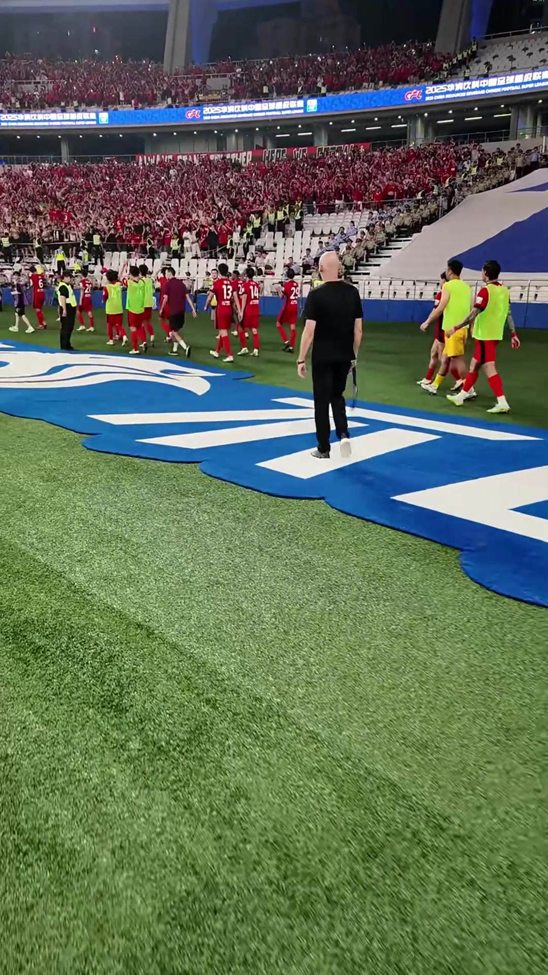 博主战胜申花后海港主帅不顾他人拦阻从申花横幅上走过