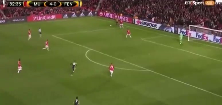 范佩西重返老特拉福德球场攻破曼联球门赢得全场球迷掌声