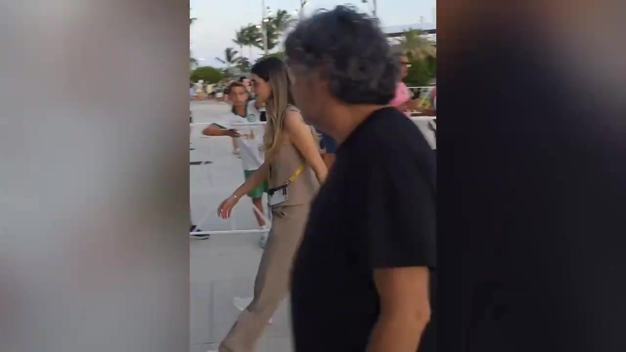 他是真的爱路人拍到阿圭罗带着女友现场观看梅西生日赛