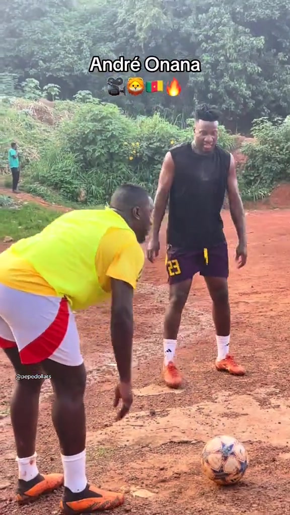 卧槽奥纳纳在野球场背身挑传假期回到老家和小伙伴们踢球