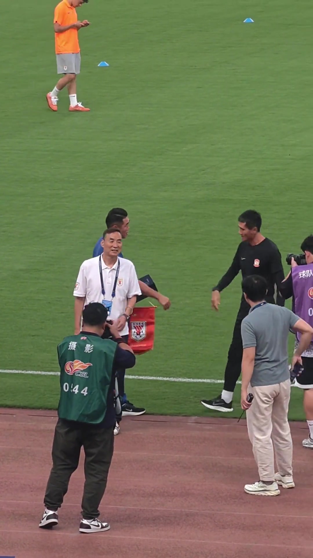 宿茂臻与邵佳一握手寒暄两人曾并肩代表国足参加2002年世界杯