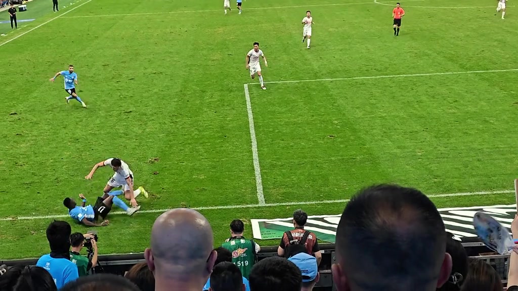 不服大连球迷晒视频我们一个好的进攻机会被裁判无情误判