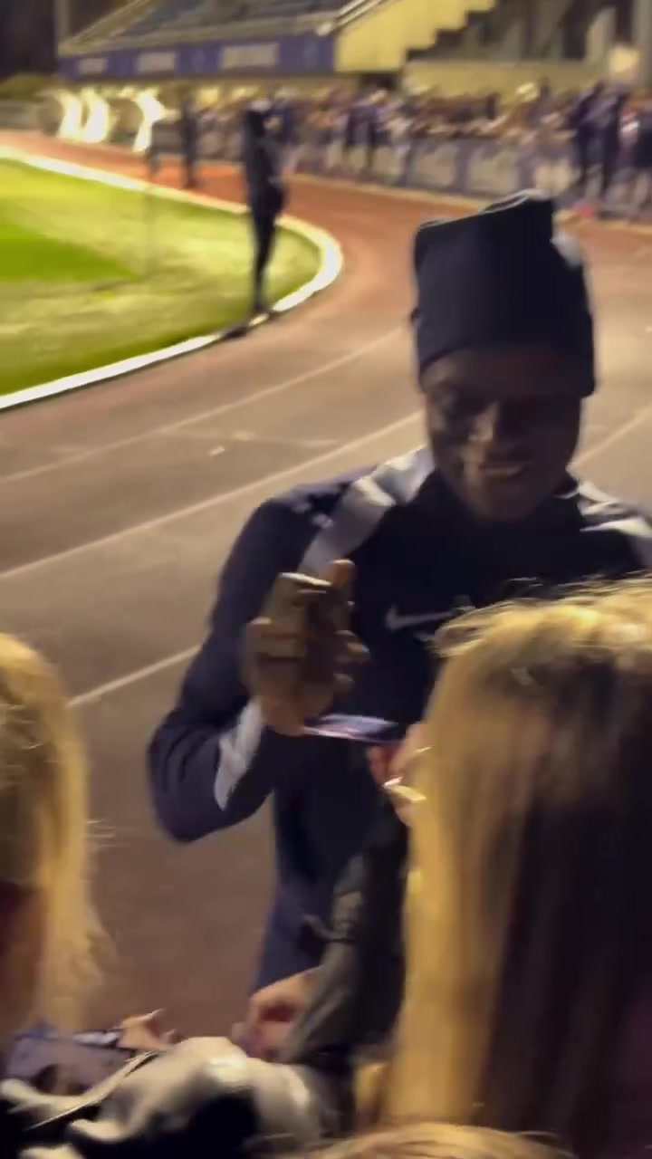 恐怖的阵容法国队球员的球迷签名时间