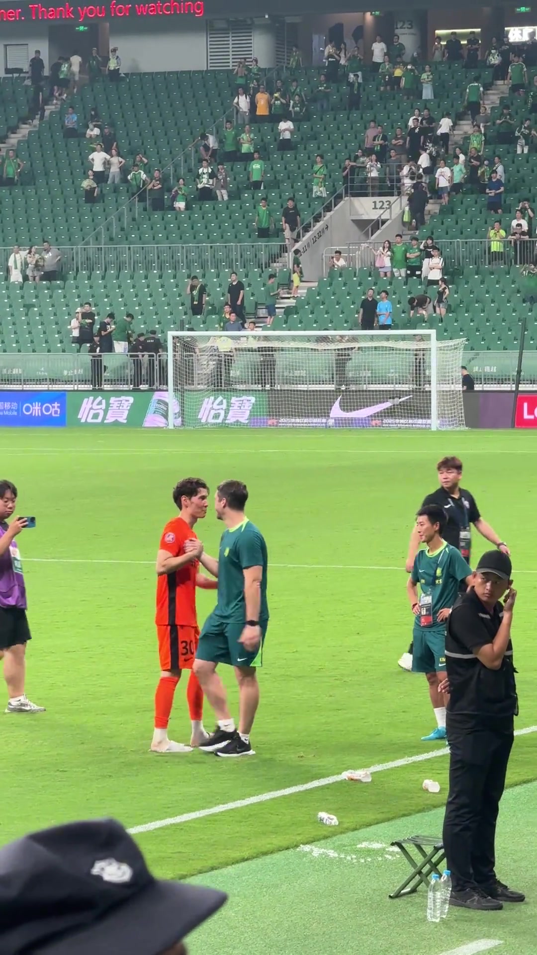 不忘旧主实拍侯永永和国安替补席握手寒暄
