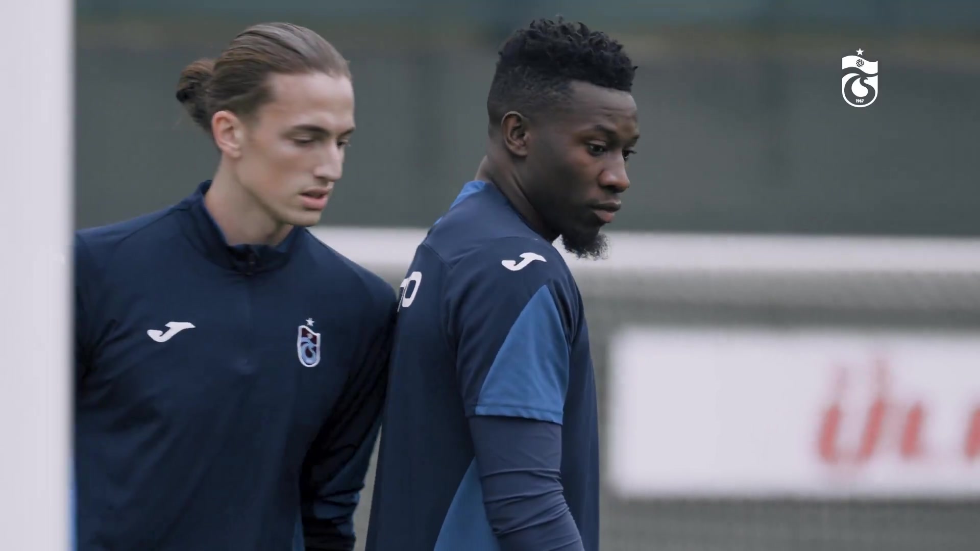 奥纳纳在训练中指导特拉布宗体育的年轻门将