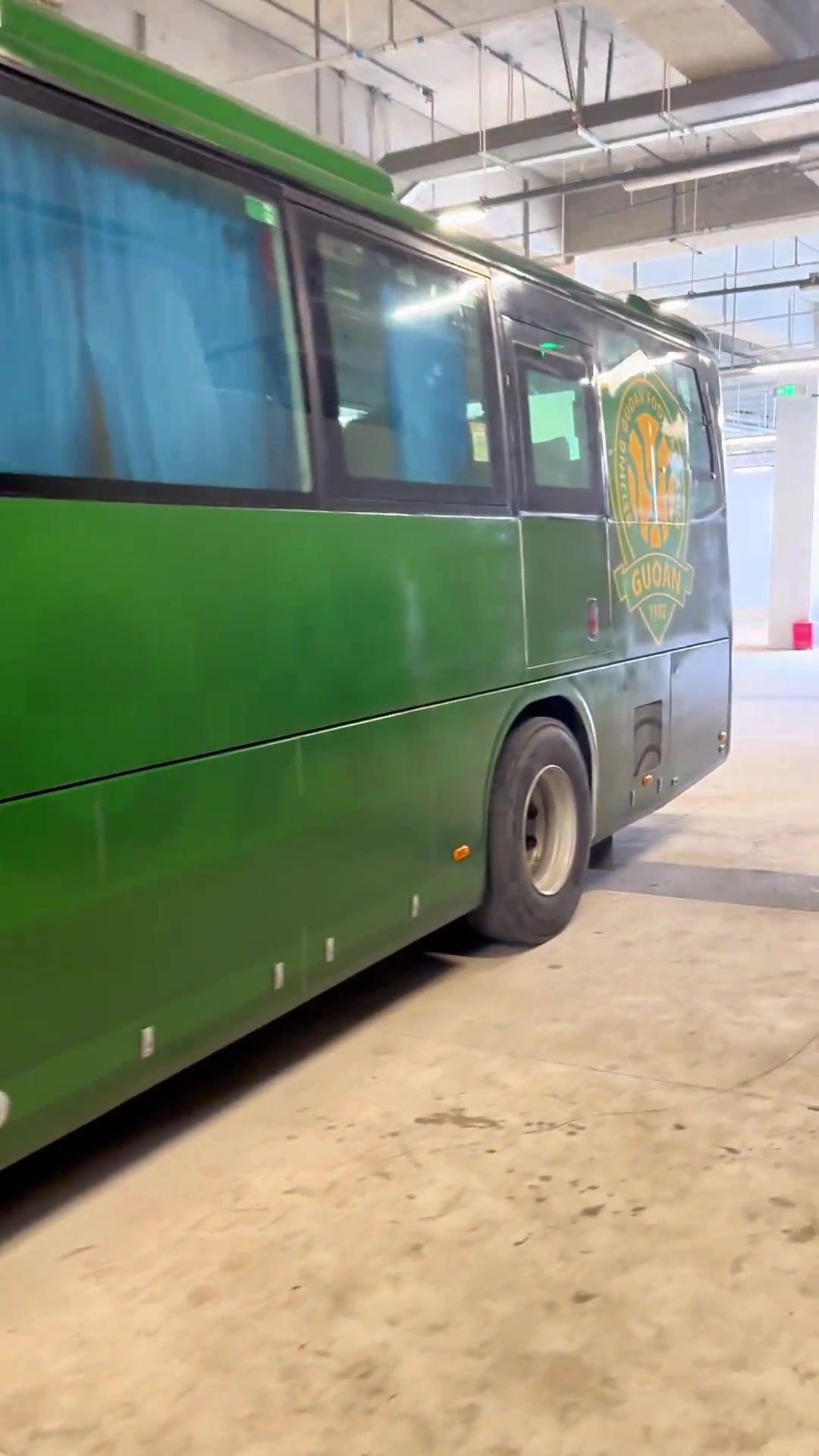 近距离实拍新涂装的国安大巴正式迈入新能源时代