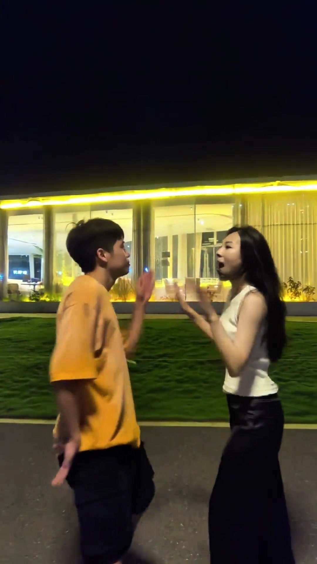 情侣热舞段刘愚妻子发布社媒就这样互殴到八十岁