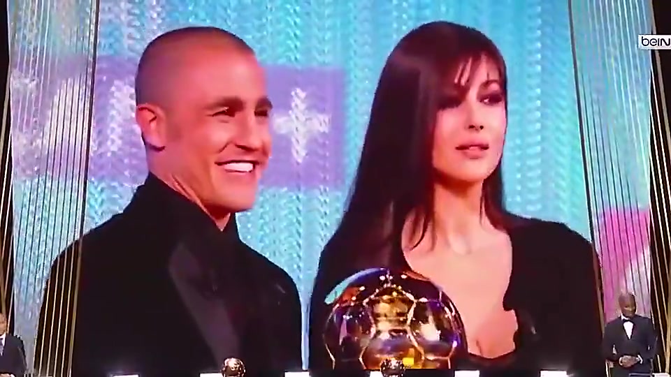 那一甩的风情地球之花给卡纳瓦罗颁金球