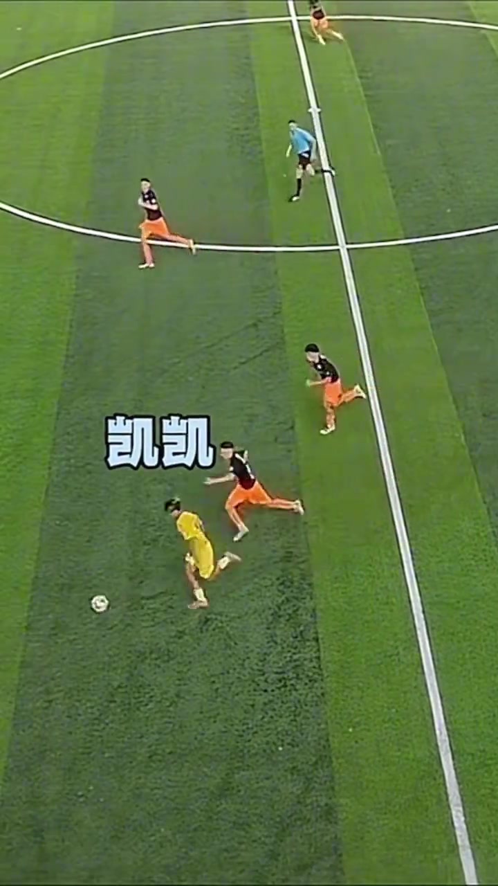 刘凯源这盘带加速姿势很像克雷桑甚至像以前大连卡拉斯科