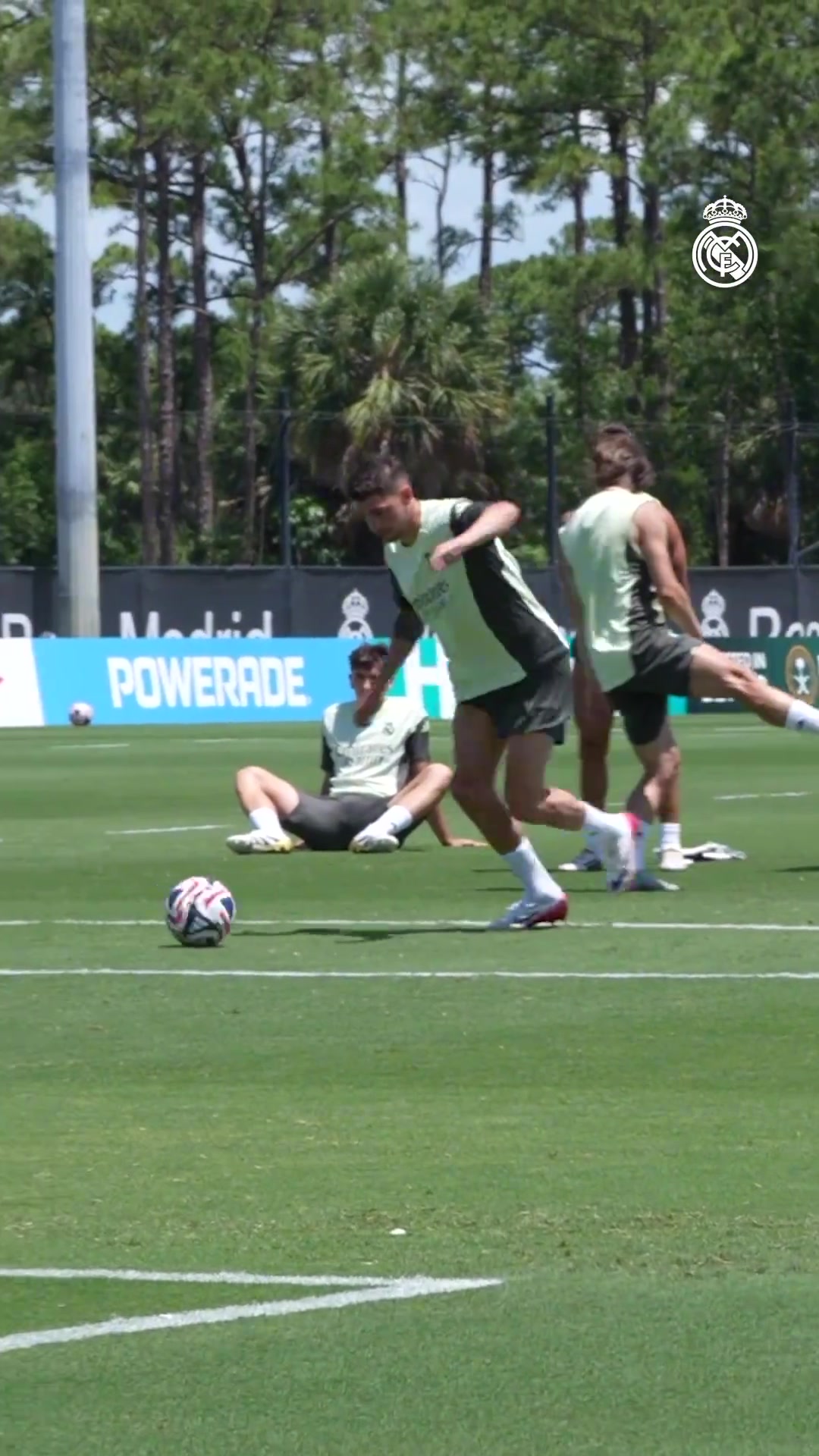 阿隆索亲自给球员喂球齐达内当年也是亲自示范并参与训练