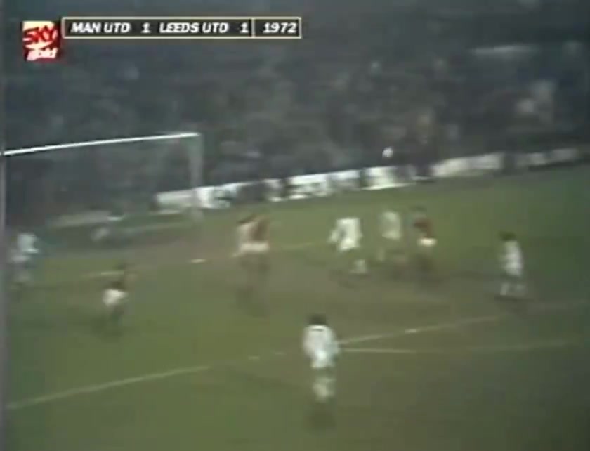 1972年在老特拉福德球场球迷冲进球场准备攻破利兹联的球门