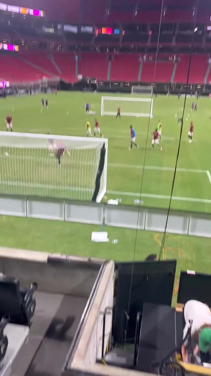 尽管是热身赛每场比赛的赛后曼联替补球员都会留下来加练