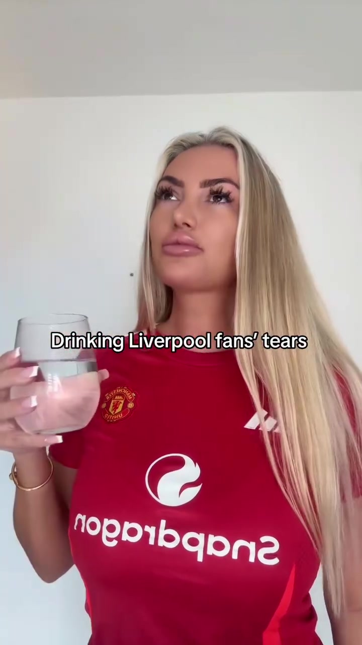 经典再现曼联女网红整活正在喝利物浦球迷的泪水