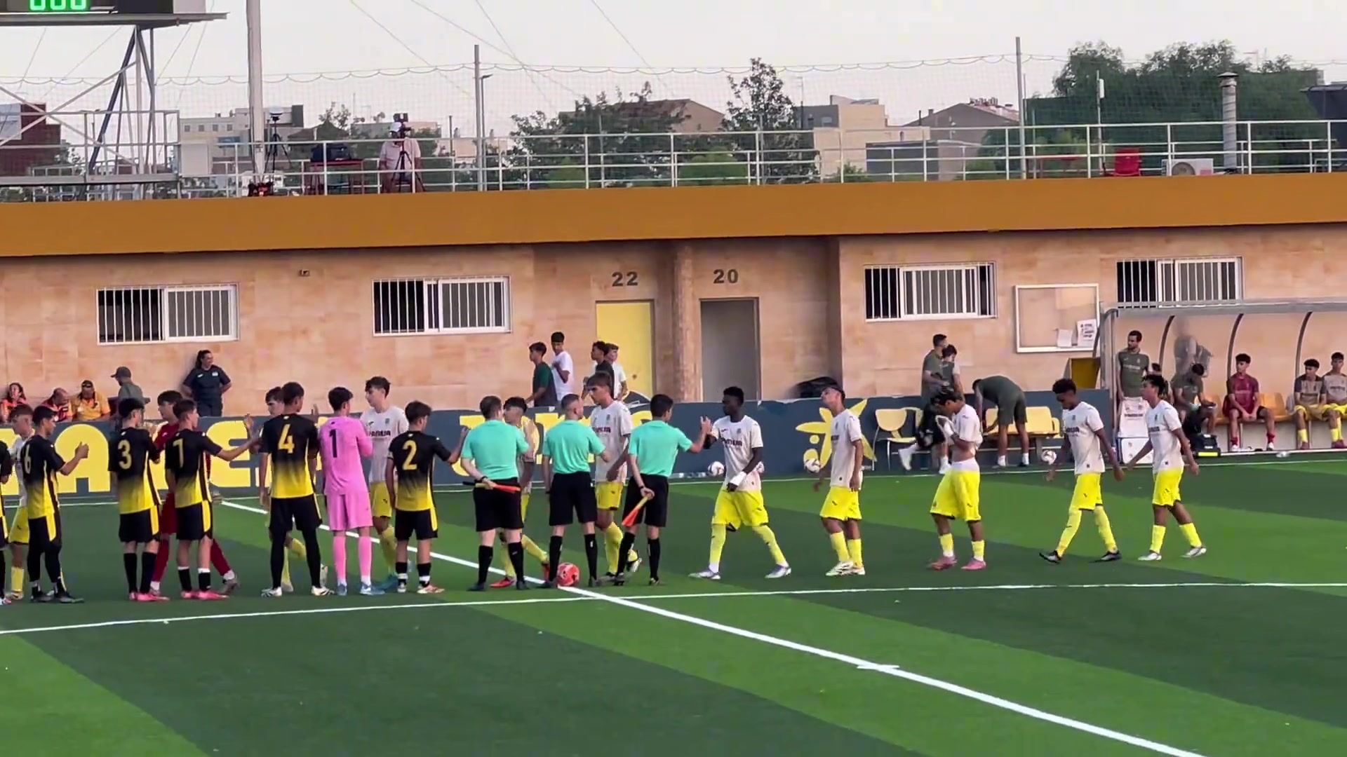 刘凯源好几个机会都没敢直接突但这第一脚停球太舒服了