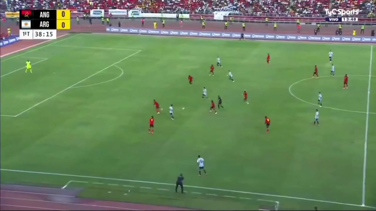 可惜了阿尔马达倒三角传球梅西跟进无人盯防射门打高