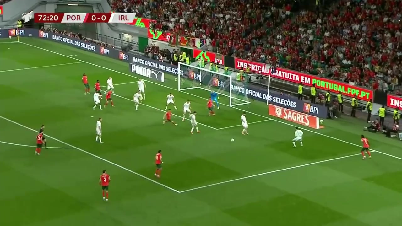 可惜了特林康传中造点球C罗主罚点球被凯莱赫用脚挡出