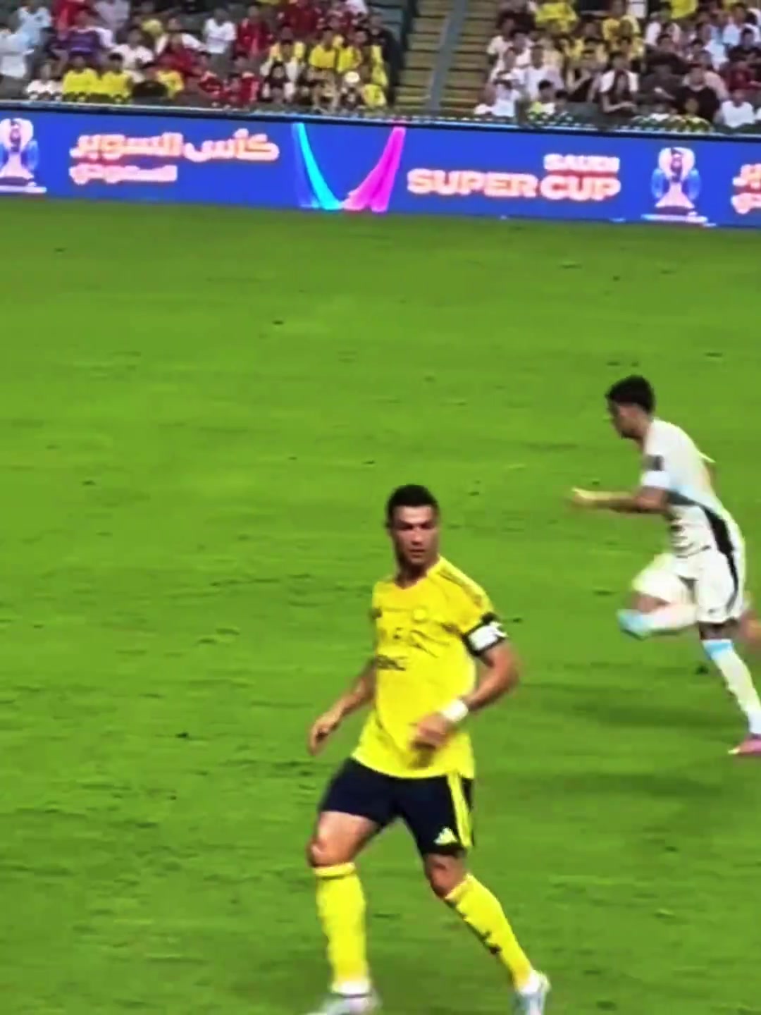 40岁C罗再现经典踩单车过人