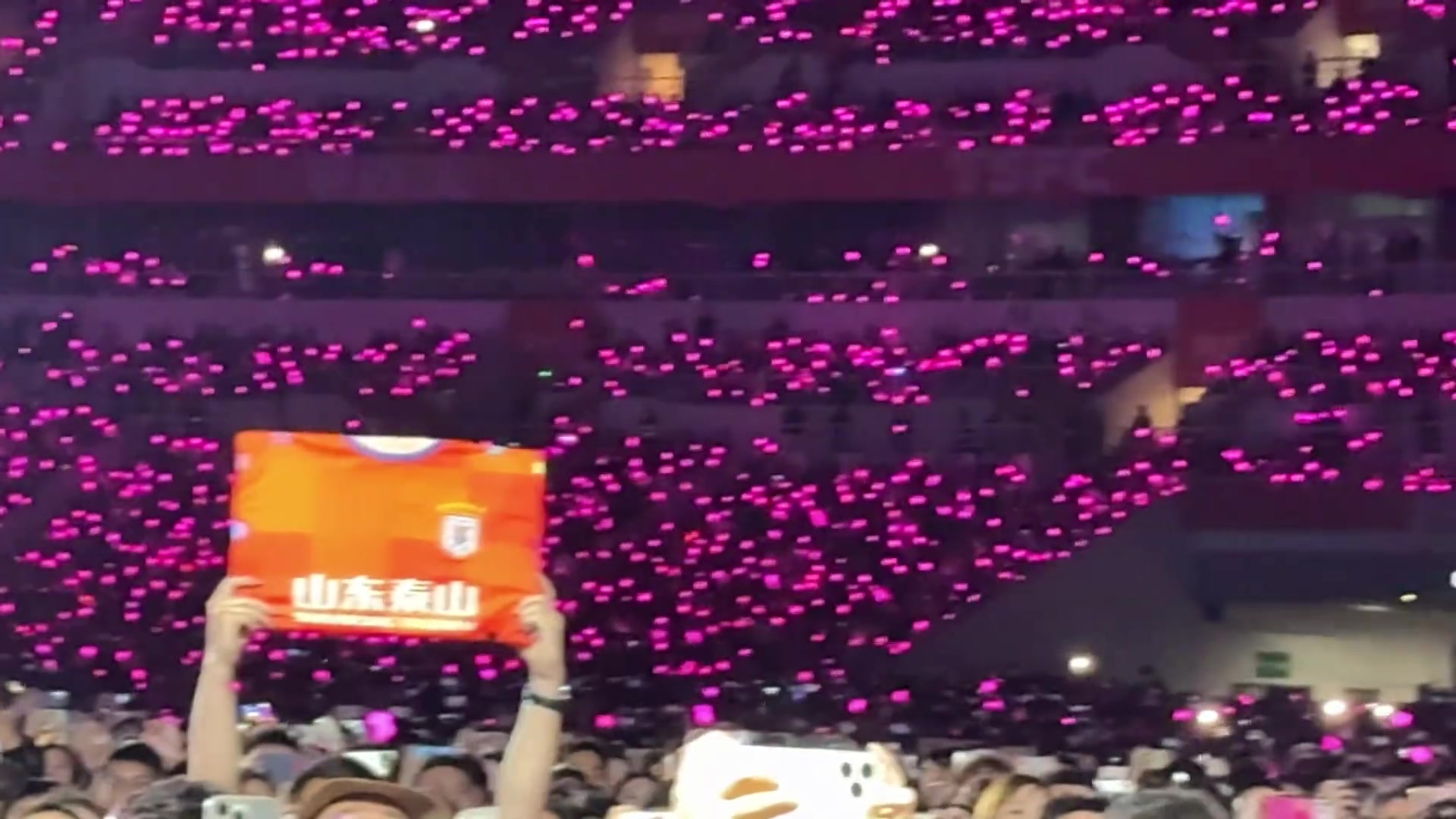 看到泰山球衣还以为走错片场周杰伦演唱会济南站惊现泰山球衣