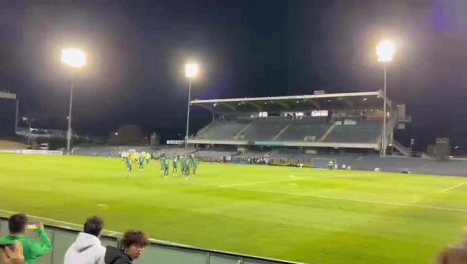 叫塞蒂恩过来国安球员赛后谢场面对远征球迷被疯狂骂