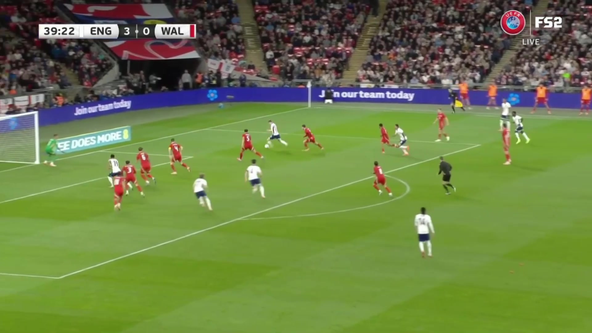 太痛了沃特金斯包抄空门没有打进大腿直接撞到立柱痛苦倒地