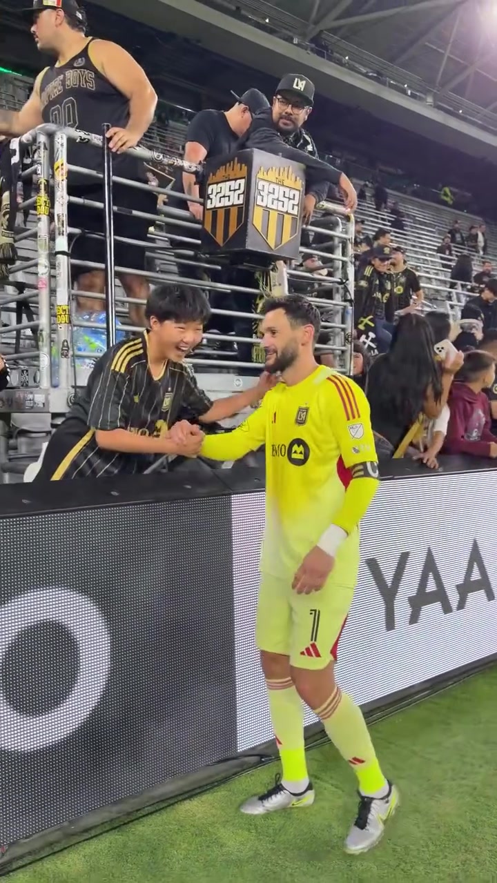 人气不俗洛里与洛杉矶的球迷们合影