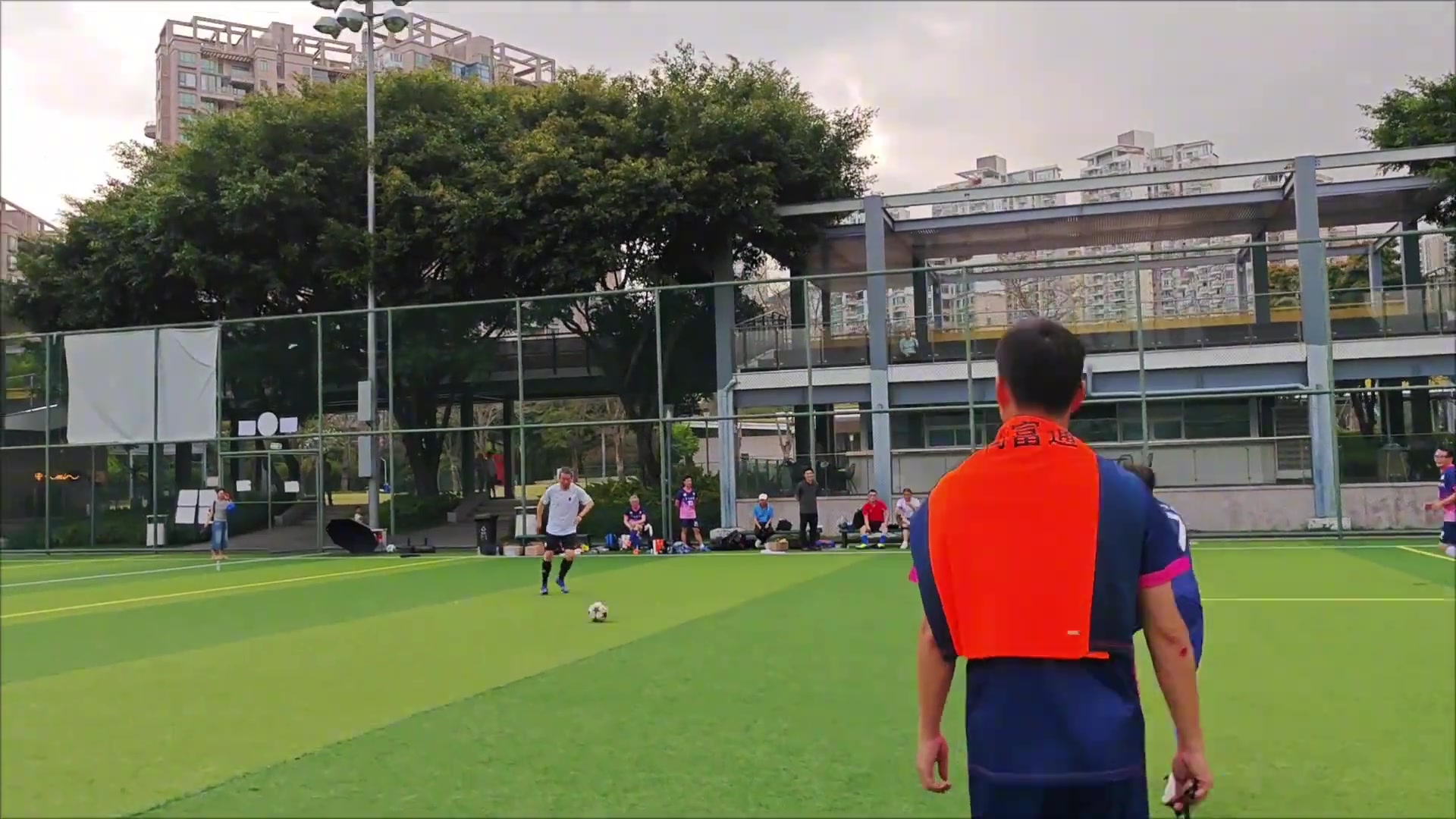 白岩松这水平以前还以为白岩松会踢球没有一脚踢到位置上的