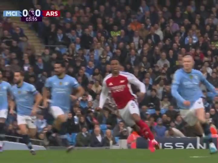 男人对决当年哈兰德和萨利巴这对抗也太狠了脑袋都撞一起了