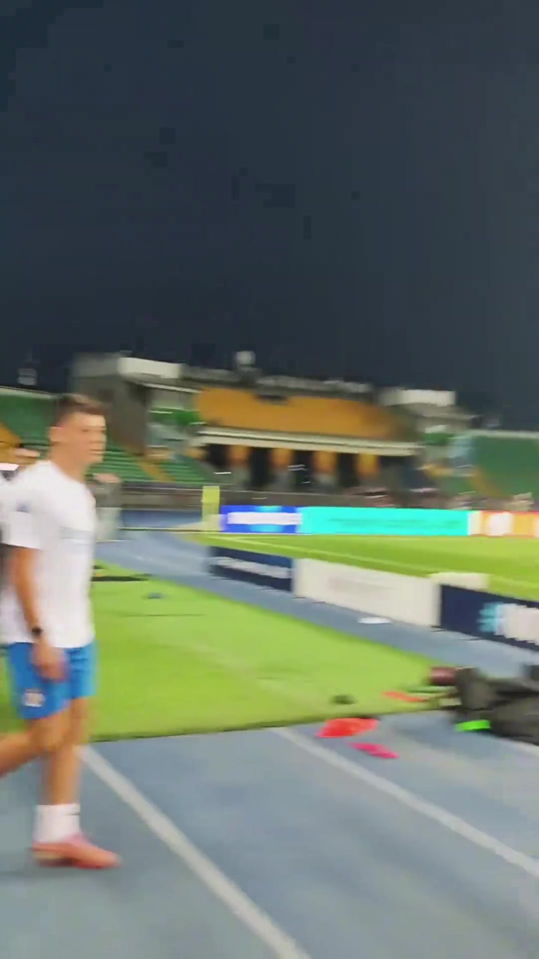 温情时刻姆巴佩踩场时给阿拉木图的残疾小球迷签名并互动留念