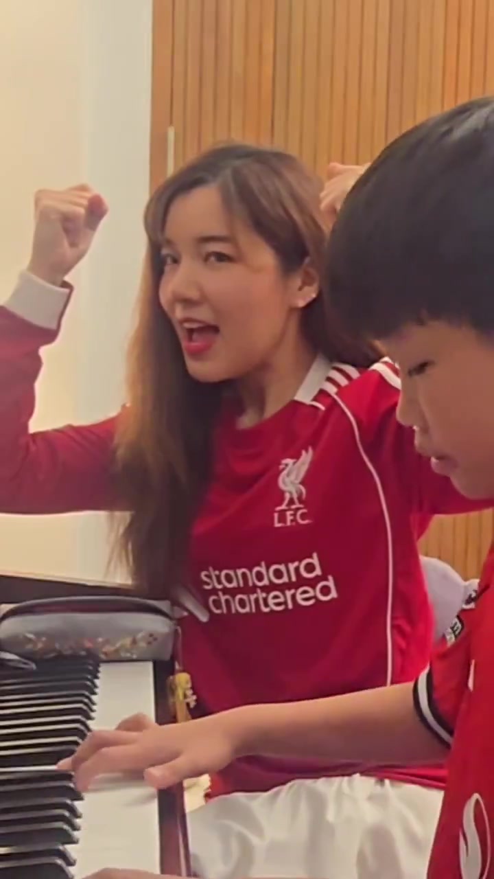 曼联球迷弟弟贴脸开大当利物浦姐姐面弹曼联队歌