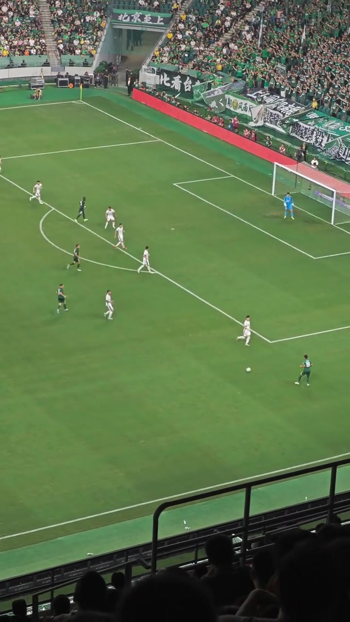实拍国安球迷刚质疑乃比江打右路后者便送出精准逆足助攻