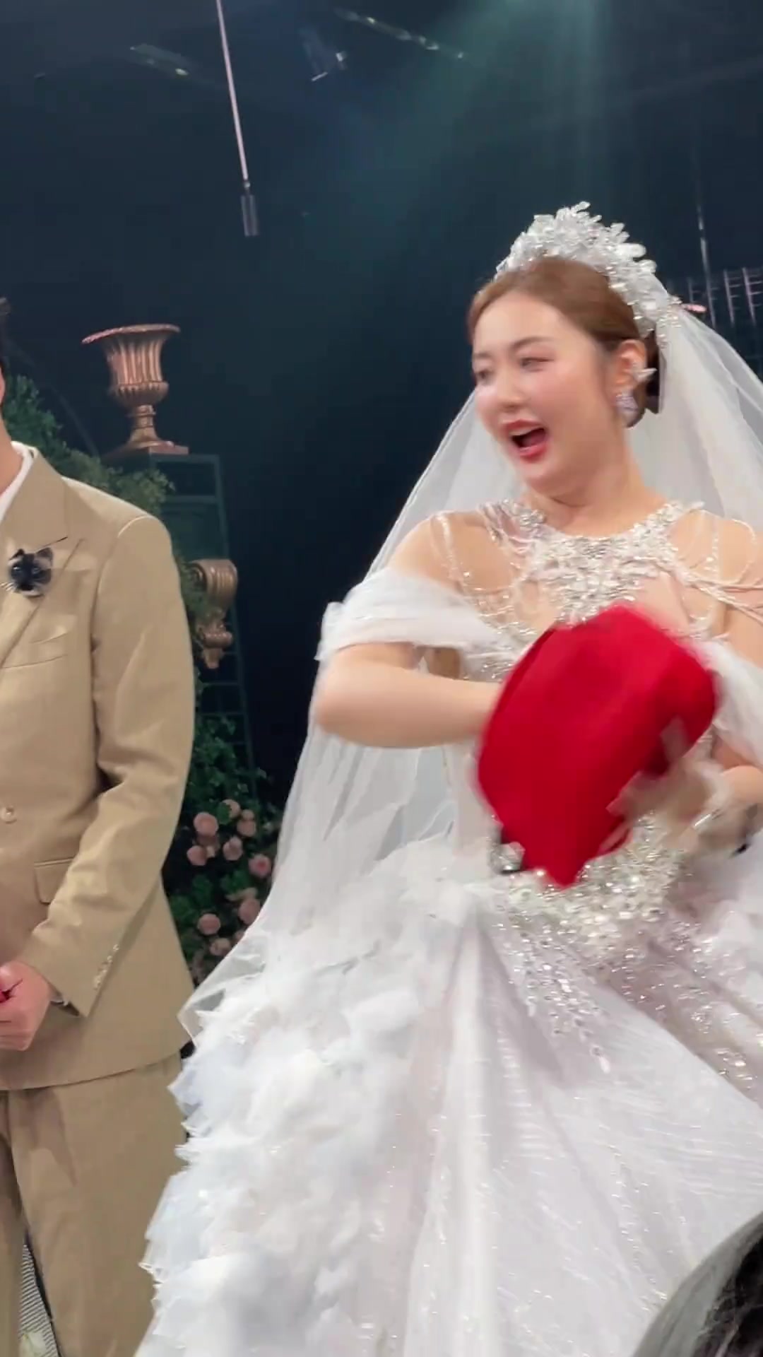 国内著名曼联女球迷酒壮实的婚礼现场放起了曼联队歌