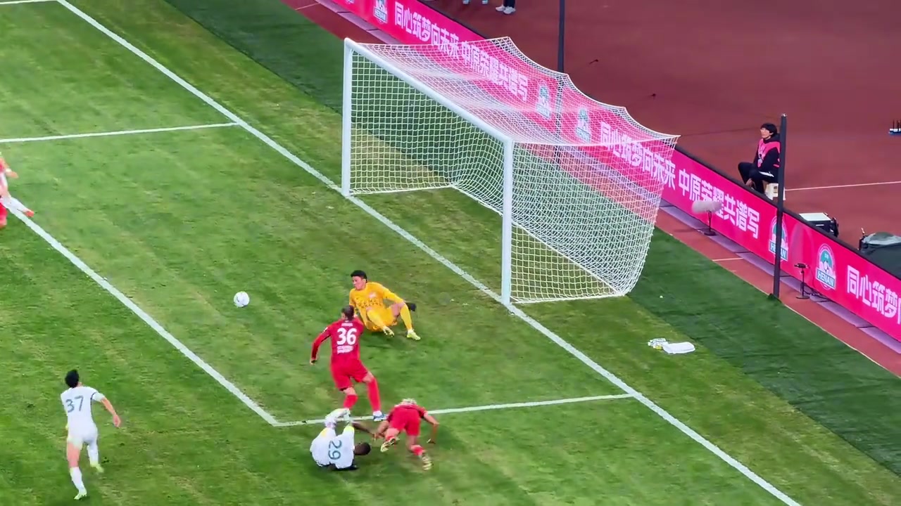 中超金靴的价值实拍法比奥挂着对手打门快速起身补射破门