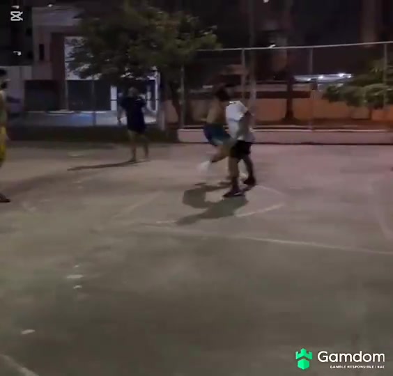 乱杀了孩子们库尼亚回到巴西老家和朋友踢起五人制野球