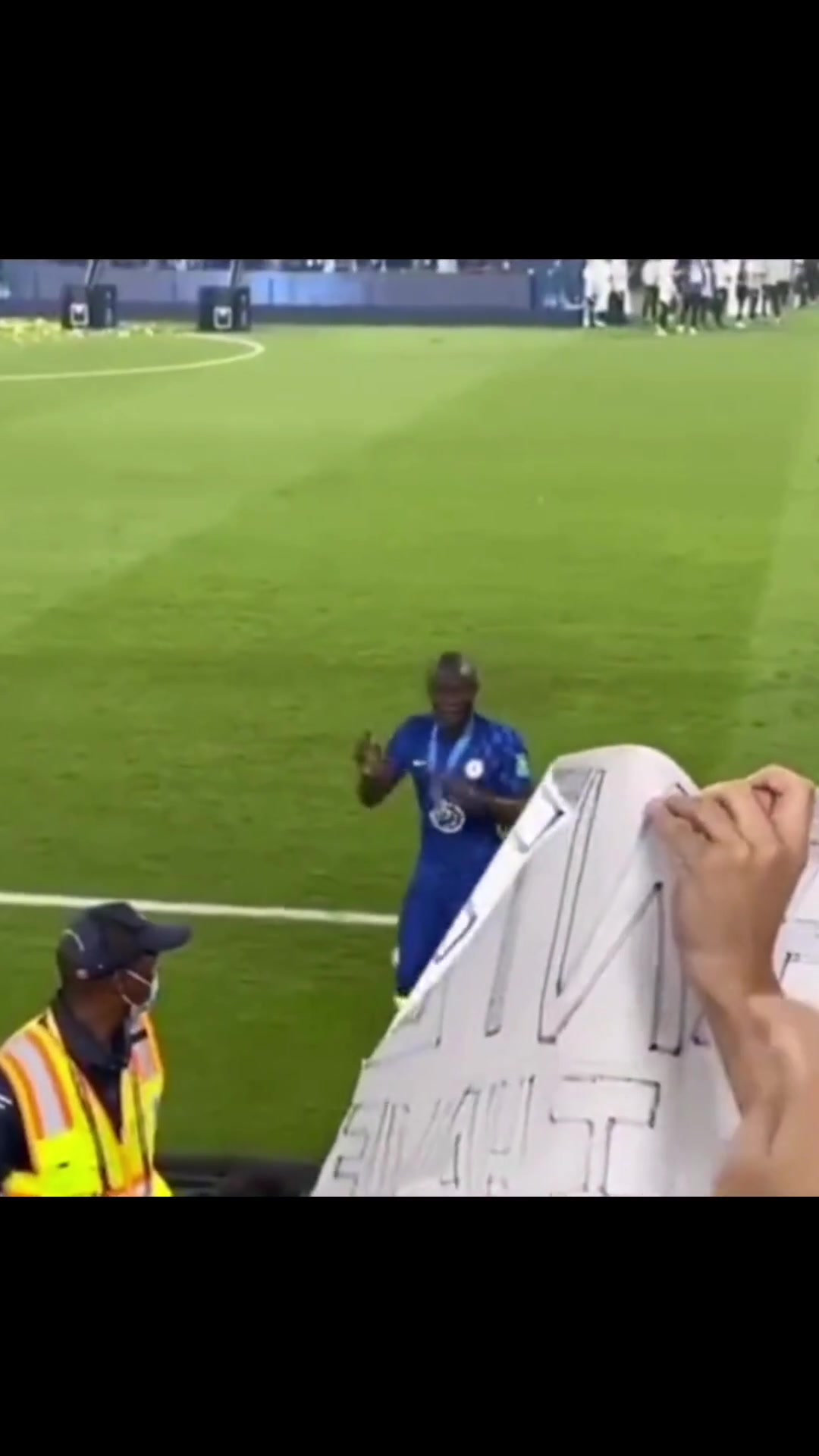 笑容常伴坎特好像永远都面带微笑除了和美女拍照的时候