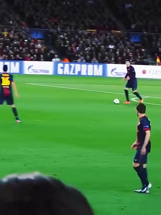 国王名场面诺坎普突然响起了欢呼声原来是梅西开始热身了