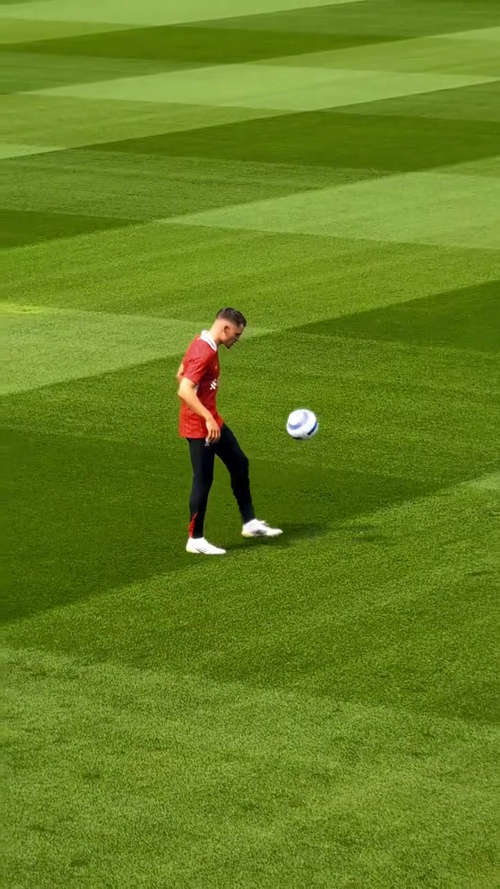 登贝莱落泪维尔茨在安菲尔德球场首秀价值1.36亿的颠球