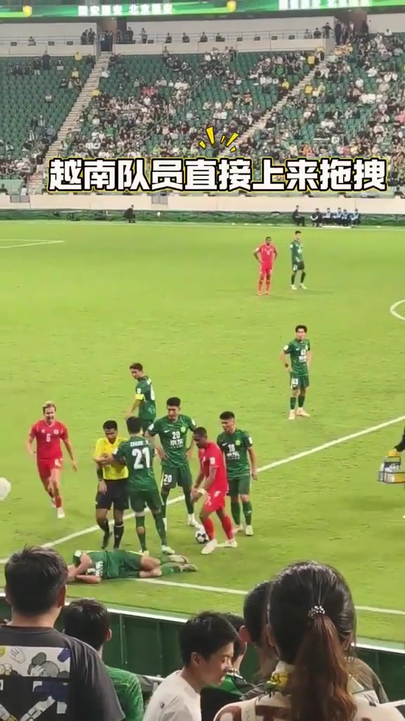 再看国安冲突起因张源提醒何宇鹏翻滚回场内越南球员暴怒