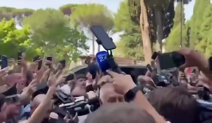 太热情了德布劳内抵达那不勒准备体检大批球迷和媒体等候