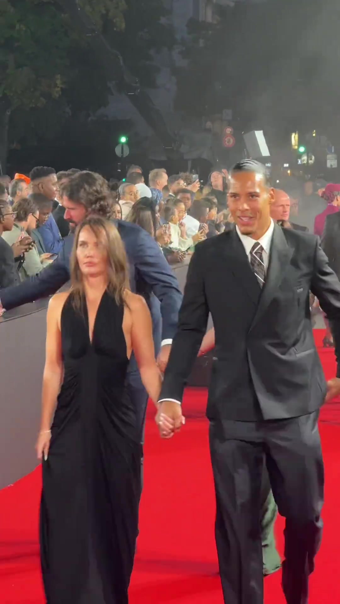 气场满分范戴克与妻子并肩走红毯