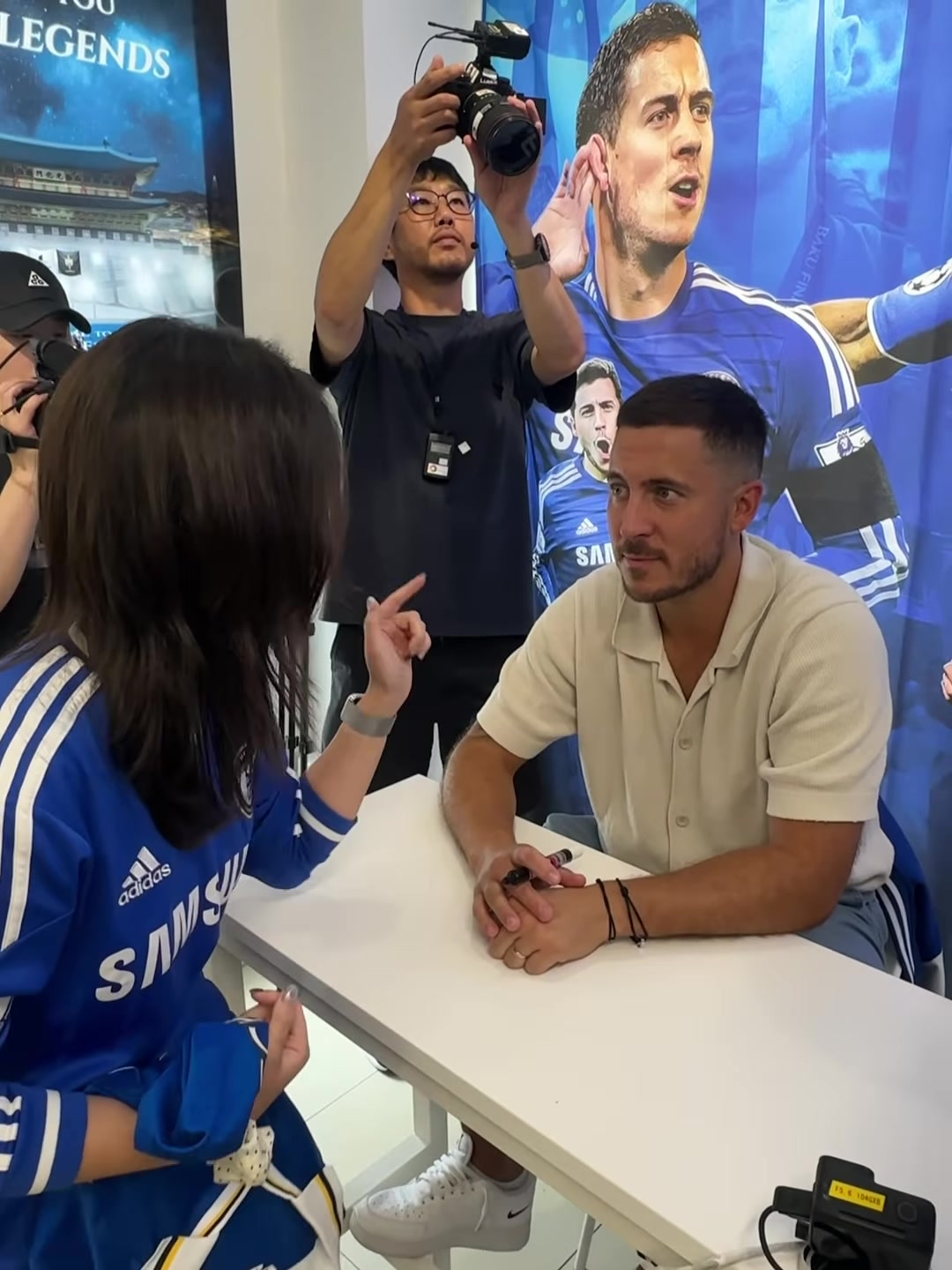 韩国美女球迷找阿扎尔签名这眼神里是满满的爱意啊
