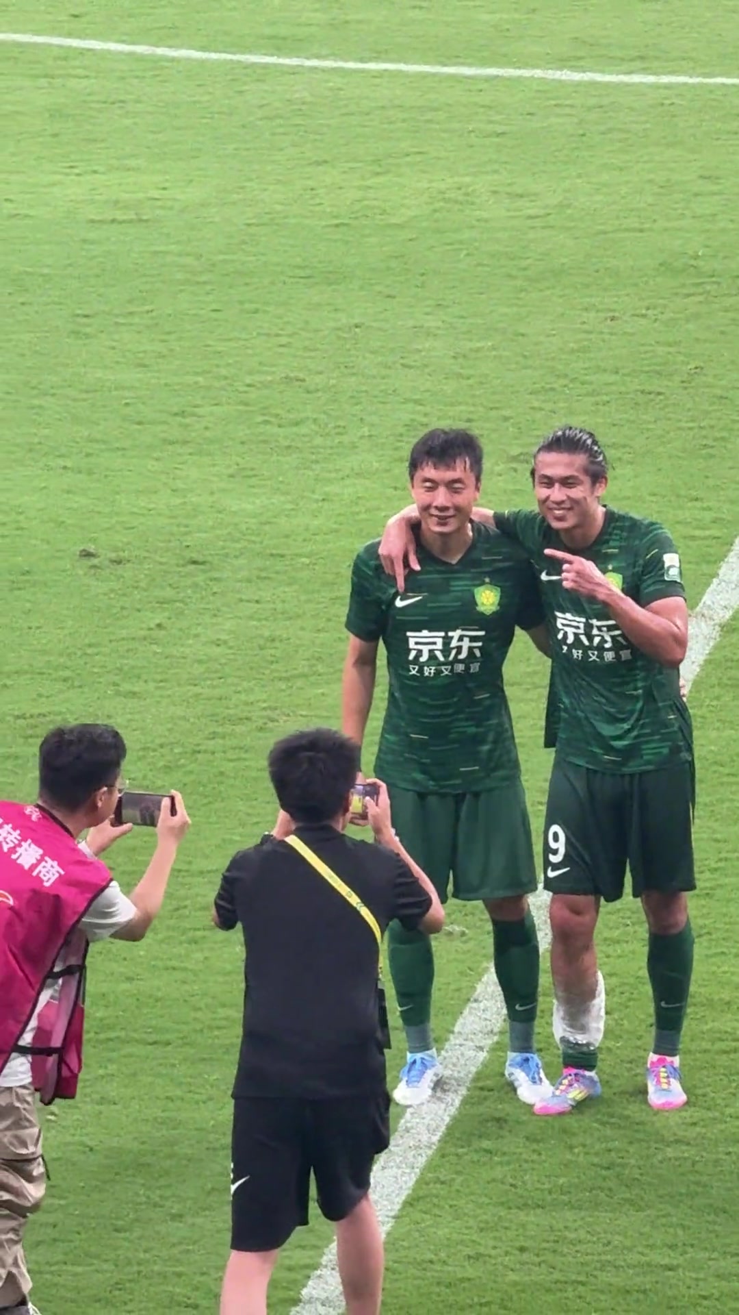 网友晒现场实拍李磊赛后疑似向国安球迷挥手告别