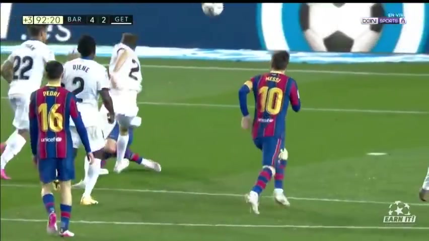 经典时刻梅西放弃戴帽让点给格里兹曼格子随后又抱了一下梅西