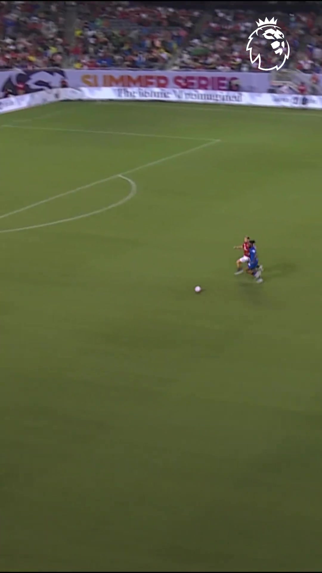 快准狠卢克肖这次铲球让对手趴在地上一脸懵逼