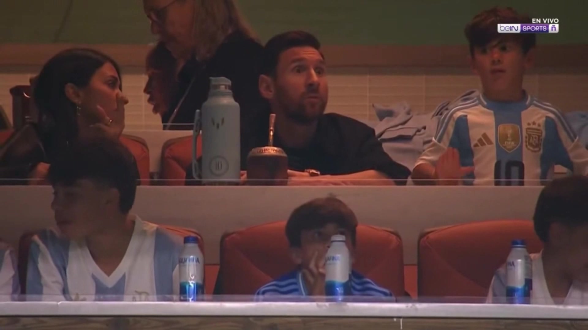 悠闲自在梅西一家看台观战阿根廷友谊赛