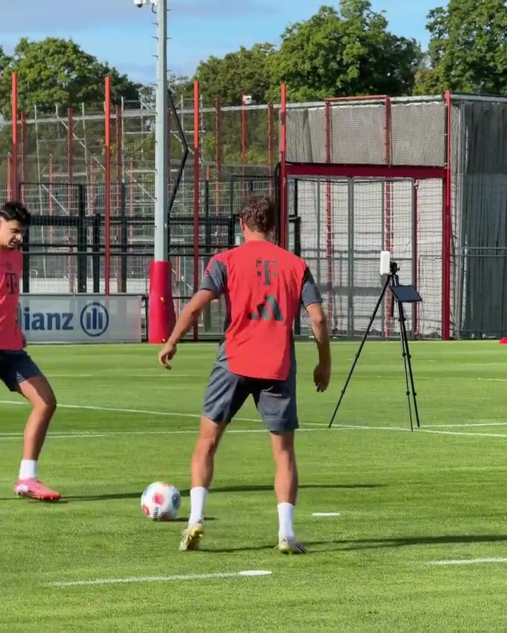 今夕是何年穆勒昨日在塞本纳的训练还是熟悉的训练服