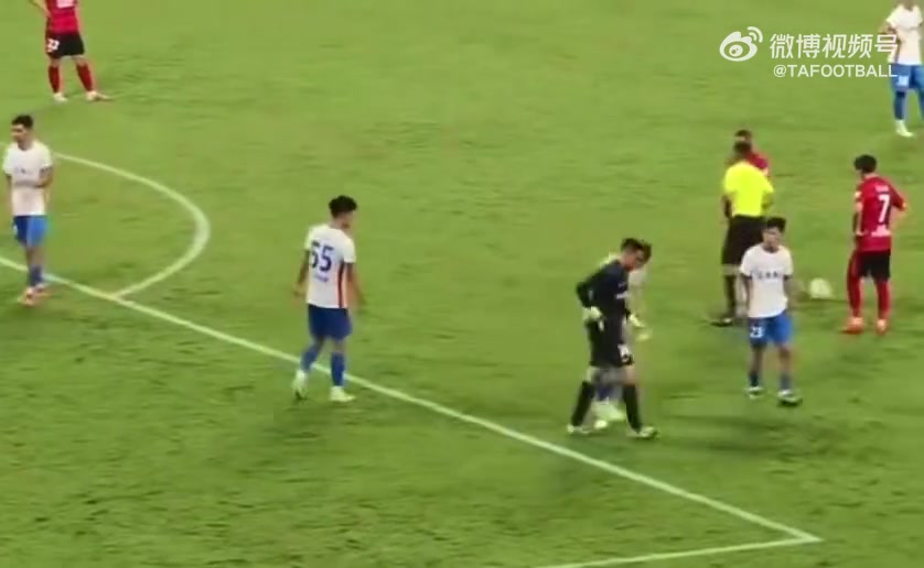 王大雷将队长袖标扔给队友队友从地上捡起来