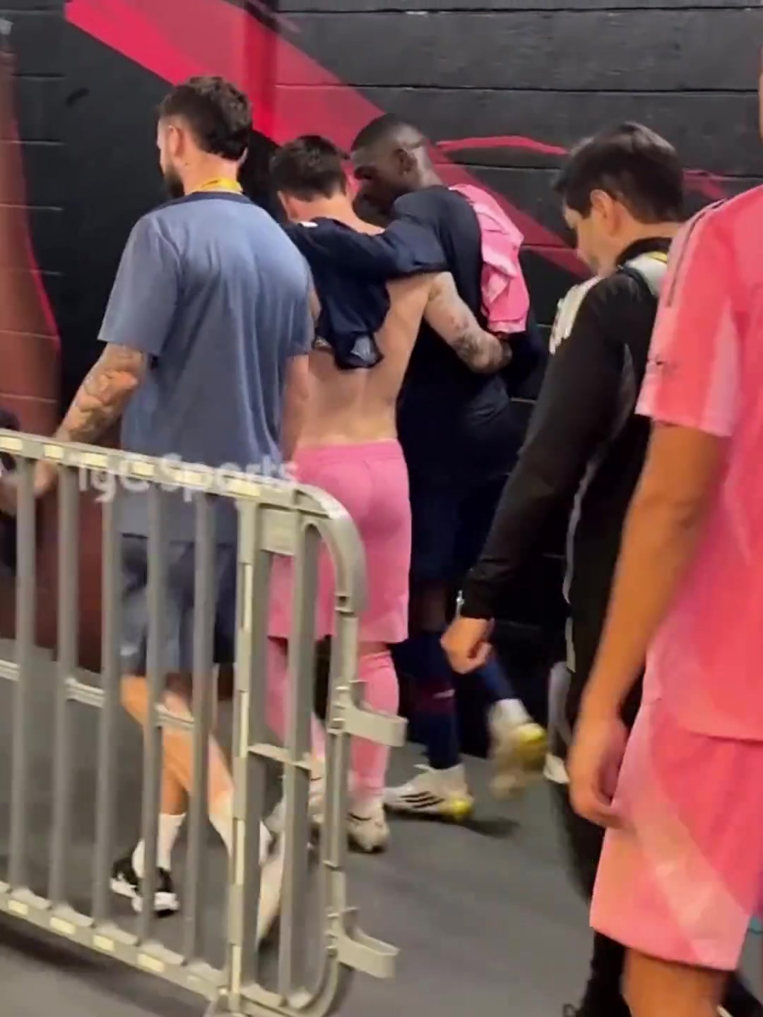 人情世故这一块梅西赛后与登子勾肩搭背与恩里克及前队友拥抱