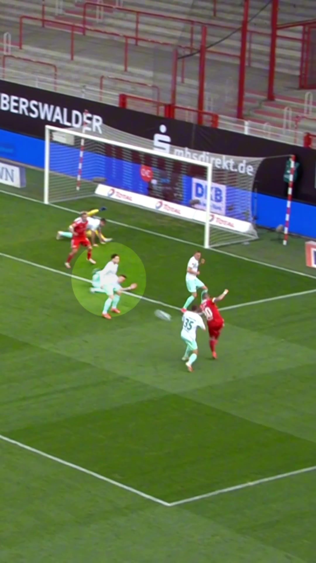 球场霸凌真可怕5秒钟内遭遇同一对手3连击